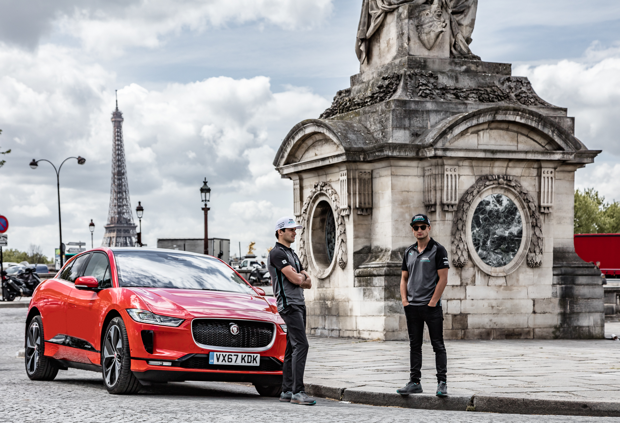 Jaguar I-PACE place de la concorde, devant la Tour Eiffel