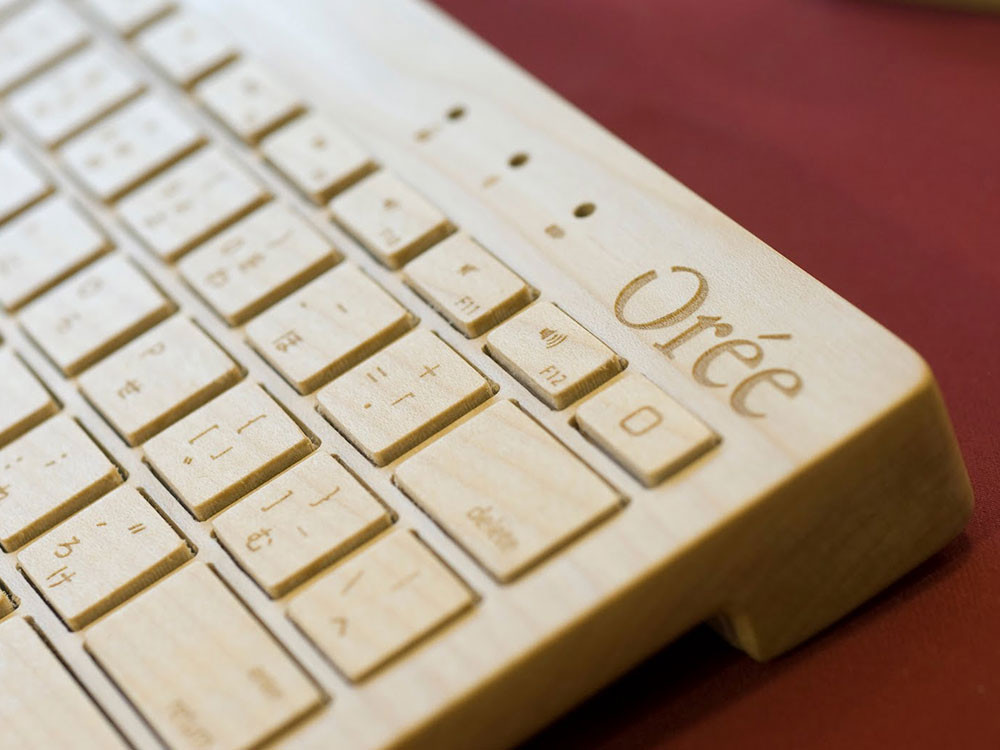 En érable ou en noyer, fait à la main et personnalisable, ce clavier sans fil s'adapte aux tablettes, smartphones et PC équipés Bluetooth.