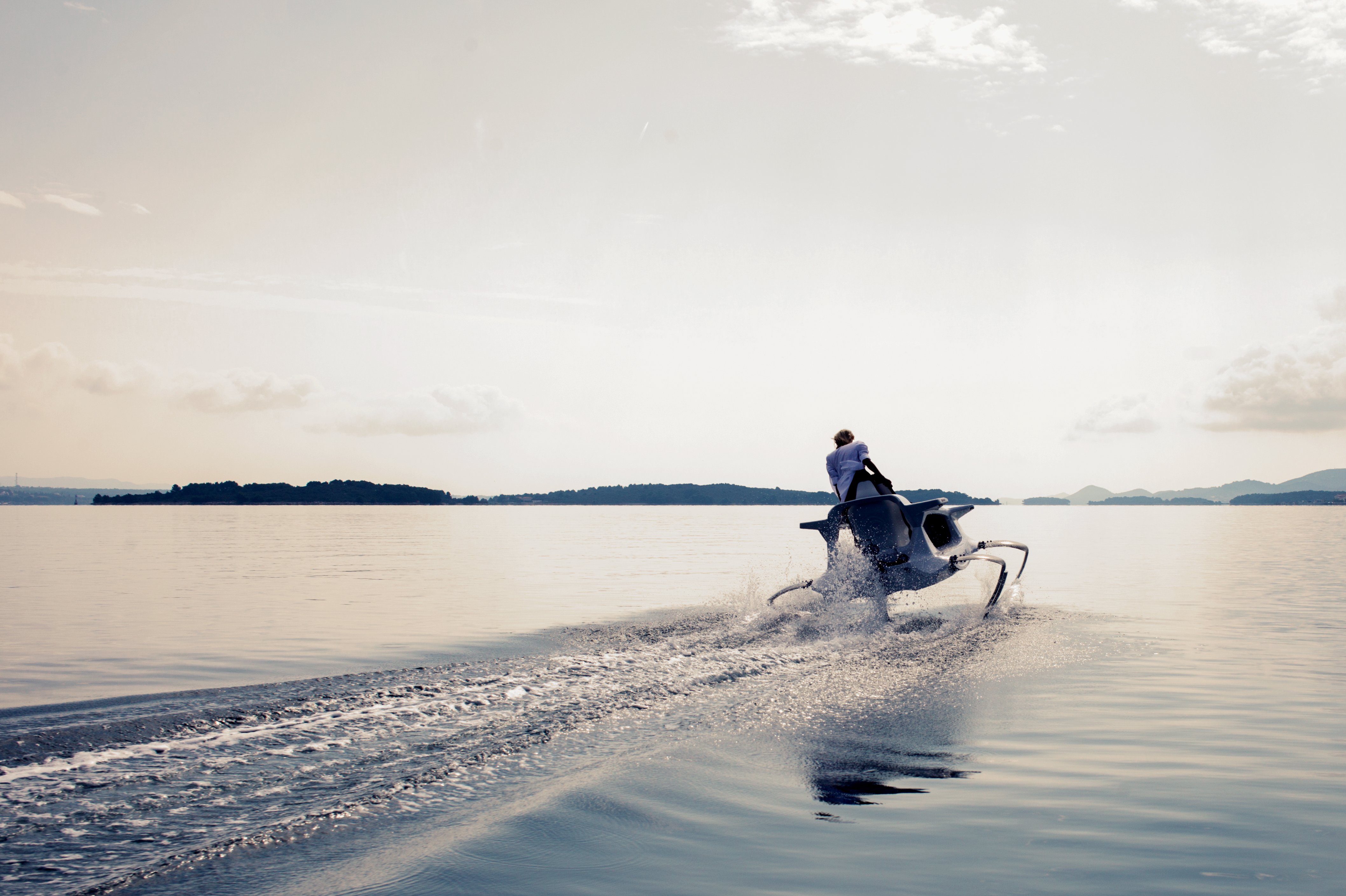 Quadrofoil : mi jet-ski mi bateau, l'hydroptère tout-électrique glisse enfin sur les flots