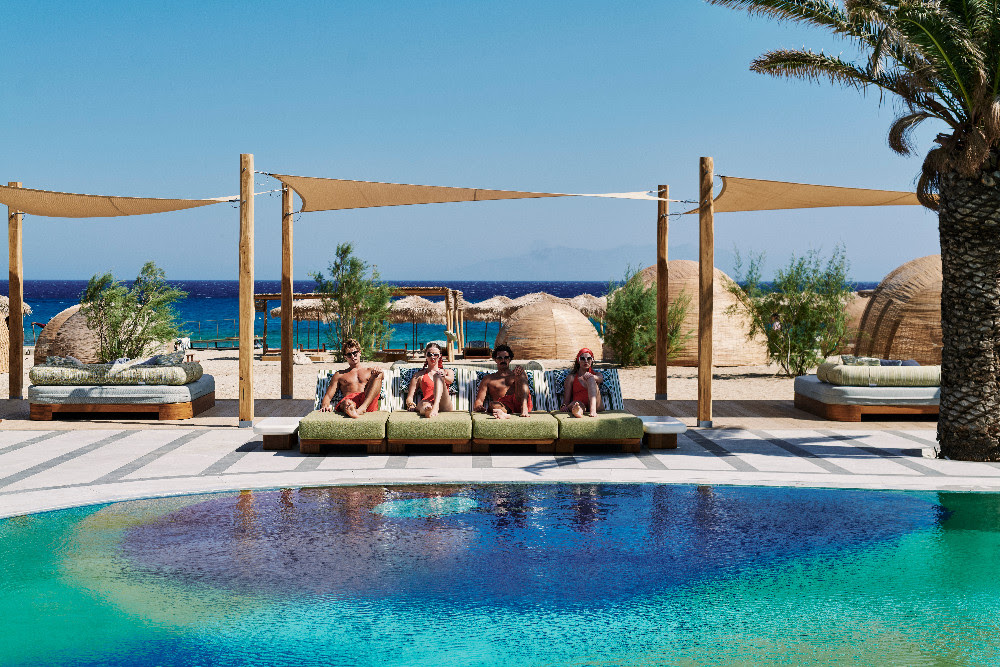 Hôtel Sunrise Relais & Châteaux : l'esprit du Mykonos des années 70 sur la plage d’Agrari